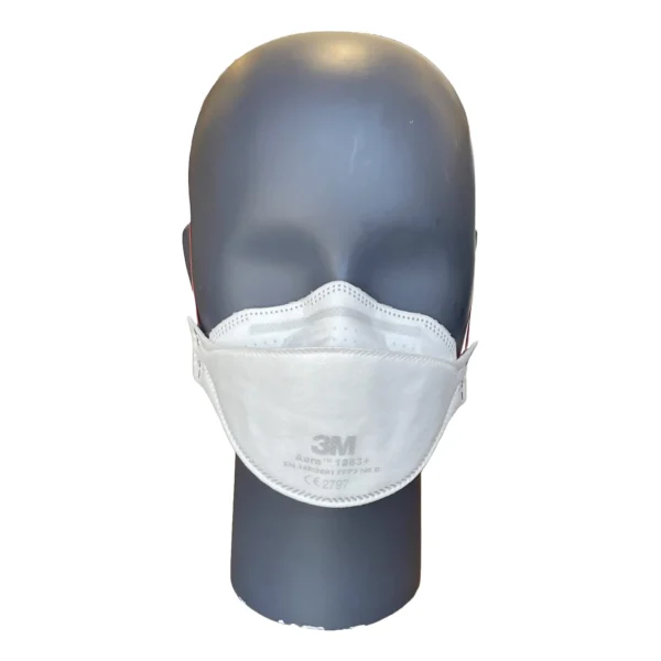 3M Aura 1863+ FFP3 Respirator Mask – White disposable medical-grade face mask fitted on a black mannequin head. Designed for high-level protection against airborne particles, bacteria, and viruses, featuring a foldable three-panel design for comfort and a secure fit.