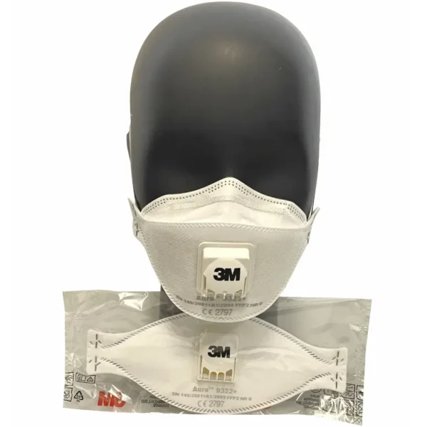 3M Aura 9322+ FFP2 Respirator Mask – Displayed on a black mannequin head with an additional sealed packaged mask below. The mask features a foldable design, an exhalation valve, and an adjustable nose clip for enhanced comfort and fit.