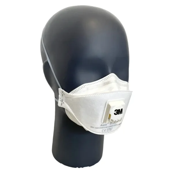 3M Aura 9322+ FFP2 Respirator Mask – Side view of the white disposable mask fitted on a black mannequin head. Features a three-panel foldable design, exhalation valve, red elastic headbands, and a contoured shape for a secure and comfortable fit. Provides protection against fine dust and mist.